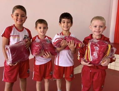 Estudantes recebem uniformes escolares gratuitos pela segunda vez na história